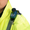 dBadge2 støydosimeter montert på skulder
